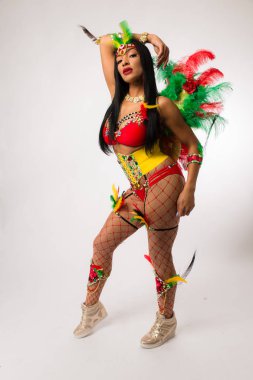 Uygun genç koyu saçlı karışık ırk kadın Carnaval kostüm ve spor ayakkabıları temiz beyaz arka plan üzerinde poz