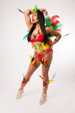 Uygun genç koyu saçlı karışık ırk kadın Carnaval kostüm ve spor ayakkabıları temiz beyaz arka plan üzerinde poz