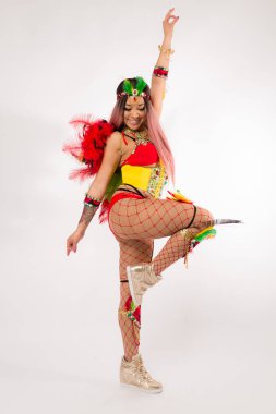 Carnaval kostüm ve temiz beyaz arka plan üzerinde poz spor ayakkabıları uygun Genç Asyalı kadın