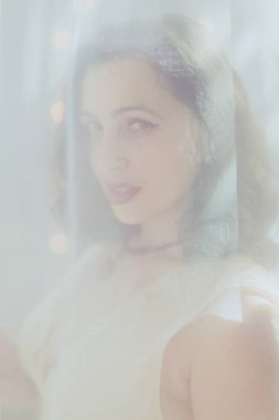 Retro pin tarzı ve beyaz elbise genç kadın beyaz perde arka plan karşı pozlar