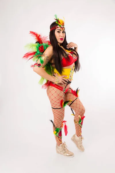 Mujer Hispana Cabello Oscuro Traje Carnaval Zapatos Deportivos Posando Sobre — Foto de Stock