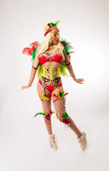 Lång Blond Svart Kvinna Carnaval Kostym Och Sportskor Poserar Ren — Stockfoto