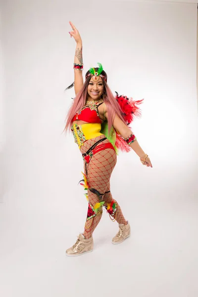 Vältränad Ung Asiatisk Kvinna Carnaval Kostym Och Sportskor Poserar Ren — Stockfoto