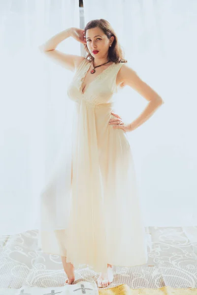 Mujer Joven Estilo Retro Pin Vestido Blanco Posa Contra Telón — Foto de Stock