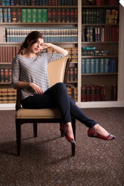 Jackie Kennedy pozlar gibi bir kitaplıkta giymiş genç beyaz kadın