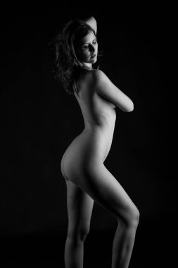 Uzun boylu genç kafkas kadın pozlar çıplak bir saf siyah arka plan