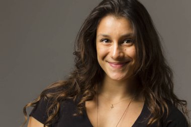 Genç güzel kadın rahat kıyafetler giymiş Studio'da poz 