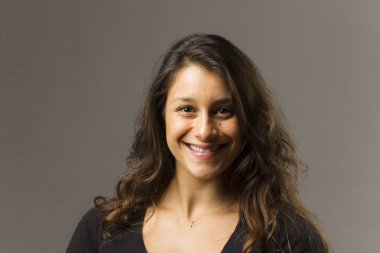 Genç güzel kadın rahat kıyafetler giymiş Studio'da poz 