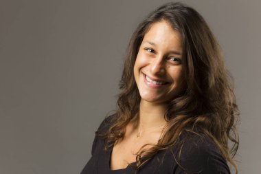 Genç güzel kadın rahat kıyafetler giymiş Studio'da poz 