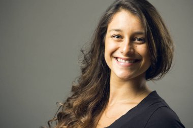 Genç güzel kadın rahat kıyafetler giymiş Studio'da poz 