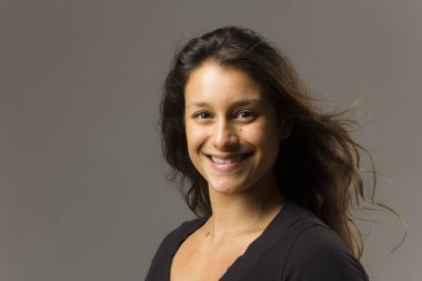 Genç güzel kadın rahat kıyafetler giymiş Studio'da poz 