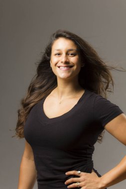 Genç güzel kadın rahat kıyafetler giymiş Studio'da poz 