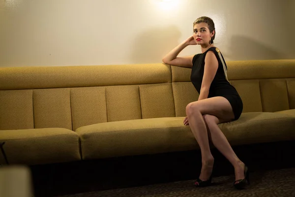 Fiatal Kaukázusi Felöltözve Mint Audrey Hepburn Jelent Egy Üres Menüsor — Stock Fotó