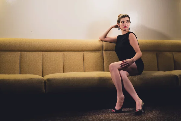 Fiatal Kaukázusi Felöltözve Mint Audrey Hepburn Jelent Egy Üres Menüsor — Stock Fotó