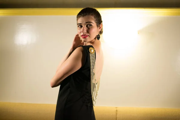 Jonge Kaukasische Vrouw Gekleed Als Audrey Hepburn Poses Een Lege — Stockfoto