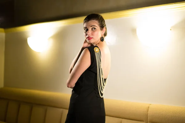 Joven Mujer Caucásica Vestida Como Audrey Hepburn Posa Bar Vacío — Foto de Stock