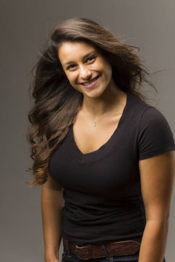 Genç güzel kadın rahat kıyafetler giymiş Studio'da poz 