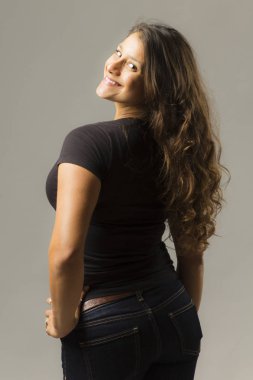 Genç güzel kadın rahat kıyafetler giymiş Studio'da poz 