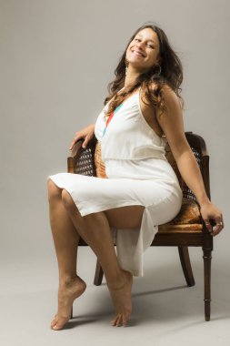 beyaz elbise giyen Studio'da poz genç güzel kadın 