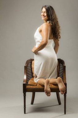 beyaz elbise giyen Studio'da poz genç güzel kadın 