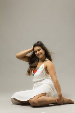 beyaz elbise giyen Studio'da poz genç güzel kadın 