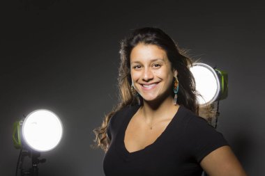 Genç güzel kadın rahat kıyafetler giymiş Studio'da poz 