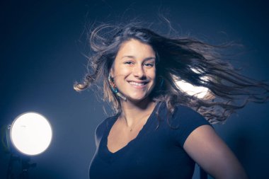 Genç güzel kadın rahat kıyafetler giymiş Studio'da poz 