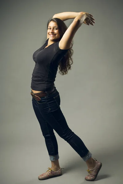 Joven Hermosa Mujer Posando Estudio Usando Ropa Casual — Foto de Stock