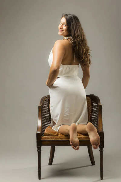 Joven Hermosa Mujer Posando Estudio Vistiendo Vestido Blanco — Foto de Stock