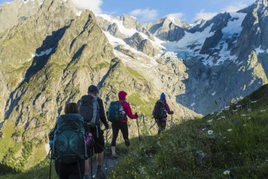 Tur du mont blanc benzersiz trek Mont Blanc, İtalya, İsviçre ve Fransa geçerken çevresinde yaklaşık 200 km