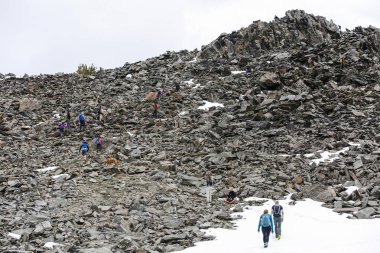 Rocky, Tahoe Gölü 'nde bir dağın eteklerini ortaya çıkardı.