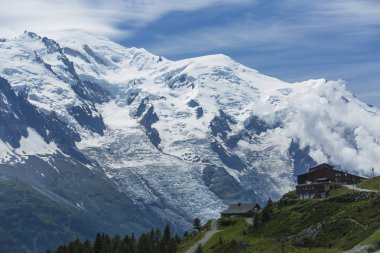 Tur du mont blanc benzersiz trek Mont Blanc, İtalya, İsviçre ve Fransa geçerken çevresinde yaklaşık 200 km