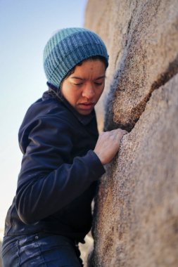 Kaliforniya çölünde karışık ırk kadın kaya tırmanışı