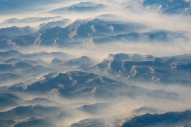 Sierra Nevada dağlarının havadan görünümü yangın duman. Bir yolcu uçağı vurdu gündoğumu, California