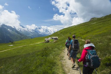 Tur du mont blanc benzersiz trek Mont Blanc, İtalya, İsviçre ve Fransa geçerken çevresinde yaklaşık 200 km