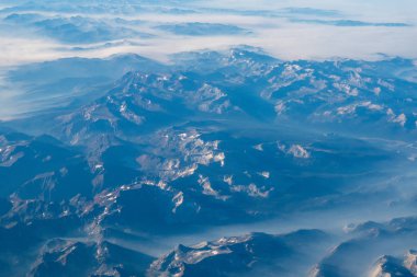 Sierra Nevada dağlarının havadan görünümü yangın duman. Bir yolcu uçağı vurdu gündoğumu, California