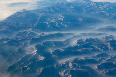 Sierra Nevada dağlarının havadan görünümü yangın duman. Bir yolcu uçağı vurdu gündoğumu, California