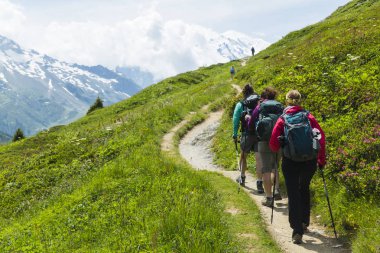 Tur du mont blanc benzersiz trek Mont Blanc, İtalya, İsviçre ve Fransa geçerken çevresinde yaklaşık 200 km