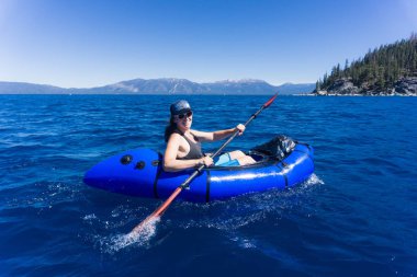 Şapka ve güneş gözlüğü genç kadın Lake Tahoe, Kaliforniya'da bir yaz gününde su sporları sahiptir