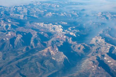 Sierra Nevada dağlarının havadan görünümü yangın duman. Bir yolcu uçağı vurdu gündoğumu, California