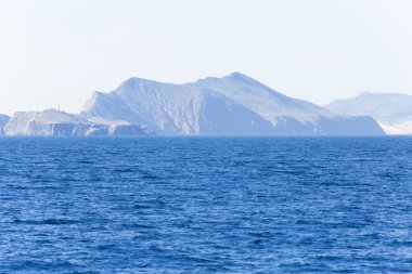 Kaliforniya kıyılarından görüldüğü gibi sislerin arasındaki uzak kanal adaları