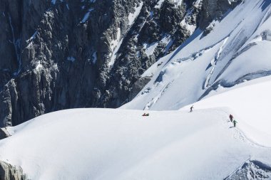 Tur du mont blanc benzersiz trek Mont Blanc, İtalya, İsviçre ve Fransa geçerken çevresinde yaklaşık 200 km