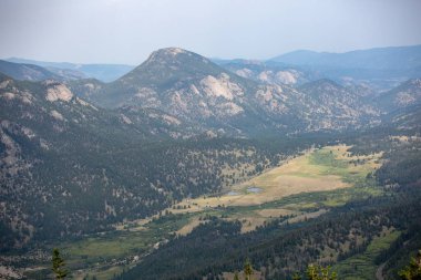 Rocky Mountain park bulutlu gökyüzü altında görünümlerini park Güney bölümünden görüldüğü gibi süpürme