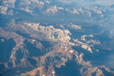 Sierra Nevada dağlarının havadan görünümü yangın duman. Bir yolcu uçağı vurdu gündoğumu, California