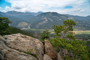 Rocky Mountain park bulutlu gökyüzü altında görünümlerini park Güney bölümünden görüldüğü gibi süpürme