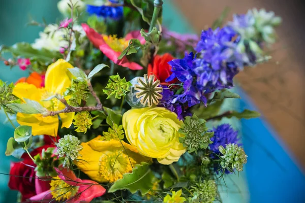 五颜六色的花花束装饰桌 — 图库照片