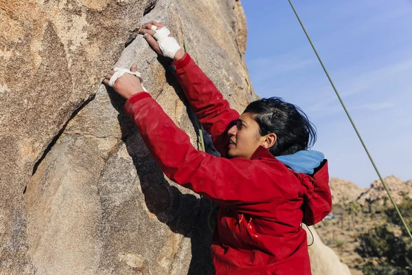 Femme Sud Asiatique Escalade Dans Désert — Photo