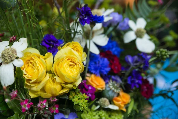 Bukett Färgglada Blommor Pryder Tabell — Stockfoto