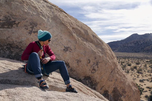 Gemischte Rasse Weibliche Schwule Bergsteigerin Kälte Ausrüstung Beim Klettern Südkalifornien — Stockfoto