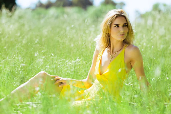 Atractiva Joven Rubia Caucásica Mujer Delgado Vestido Sol Amarillo Posando — Foto de Stock